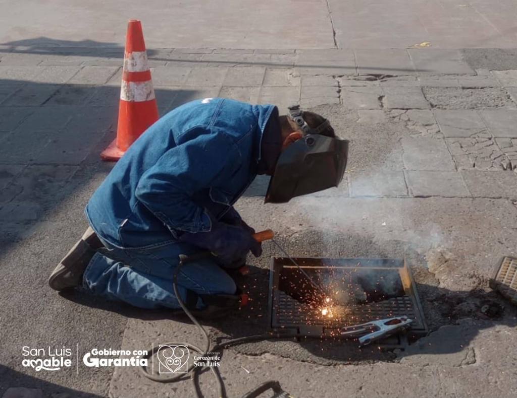 Gobierno de la Capital repara tapa dañada en el Centro Histórico para reforzar la seguridad&nbsp;vial