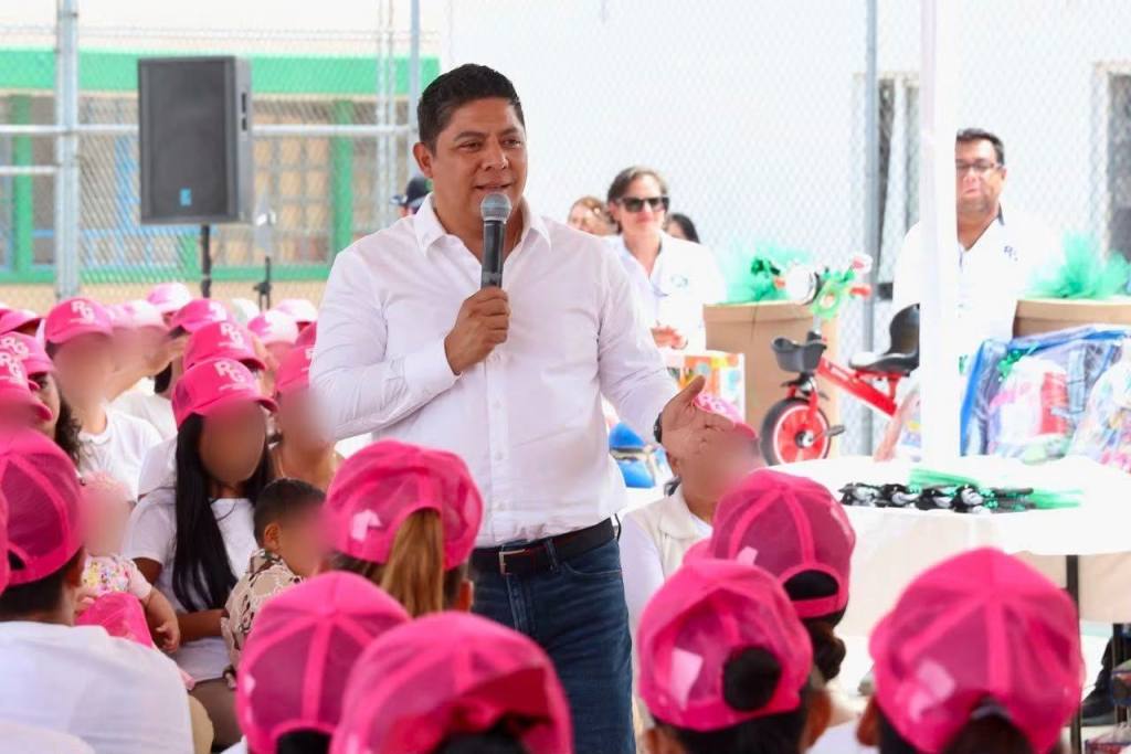 EL GOBERNADOR RICARDO GALLARDO Y GLORIA TREVI LLEVAN ESPERANZA A LA PILA