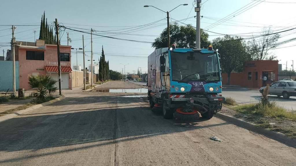 Barrido Mecánico mantiene limpias vialidades de San Luis Capital desde temprana&nbsp;hora