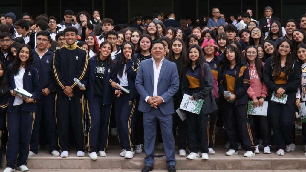 RICARDO GALLARDO ANUNCIA MÁS DE 6 MIL 500 BECAS PARA ESTUDIOS SUPERIORES Y POSGRADOS