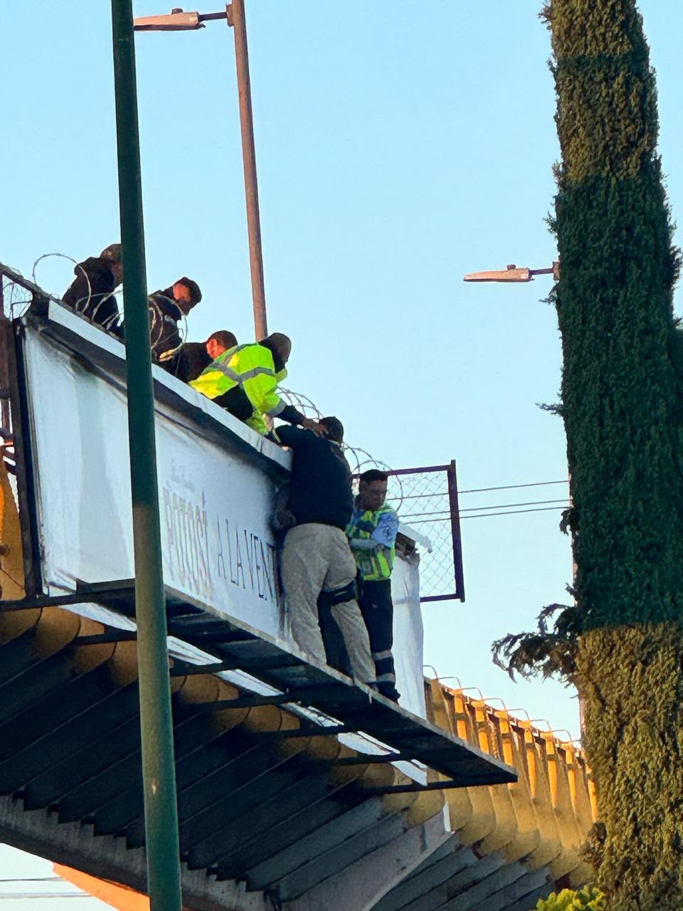 Policía Vial evita que un hombre se arroje de puente peatonal en Carretera&nbsp;57