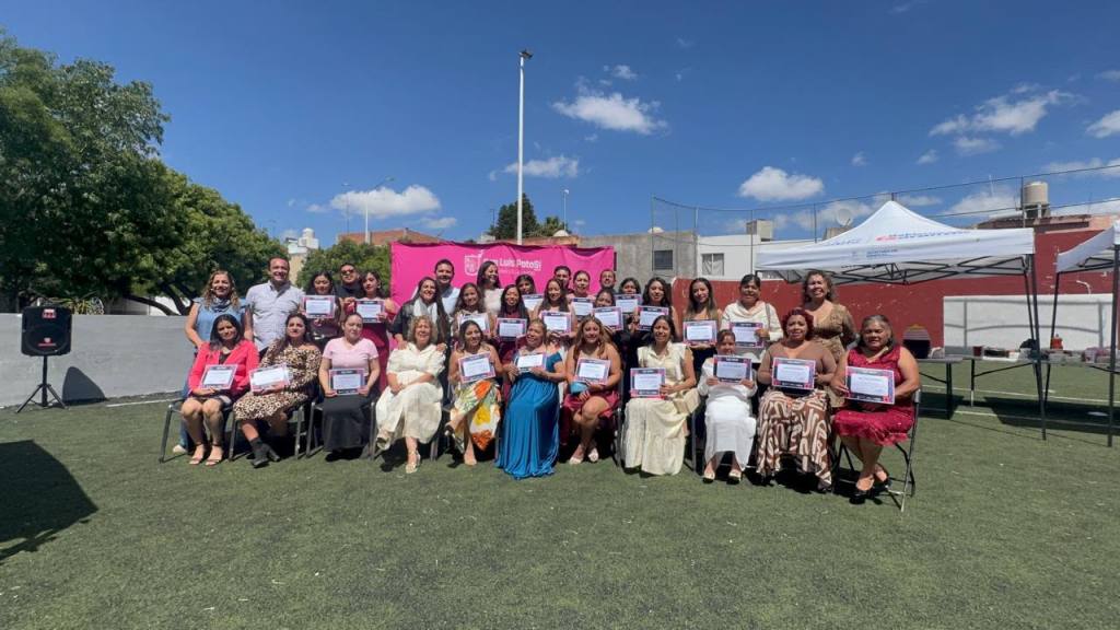 Más de 40 personas se gradúan de los cursos de belleza en los Centros de Desarrollo y Aprendizaje del Gobierno de la&nbsp;Capital