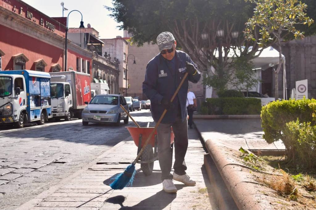 Plazas del Centro Histórico de San Luis Capital lucen jardines cuidados