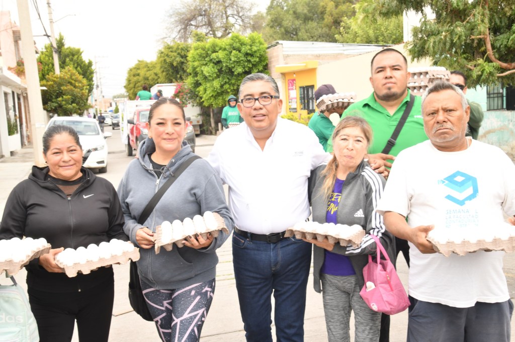 ALCALDE JUAN MANUEL NAVARRO ENTREGA PROGRAMA ALIMENTARIO EN COLONIAS LA LOMA, LOMITA Y ALREDEDORES