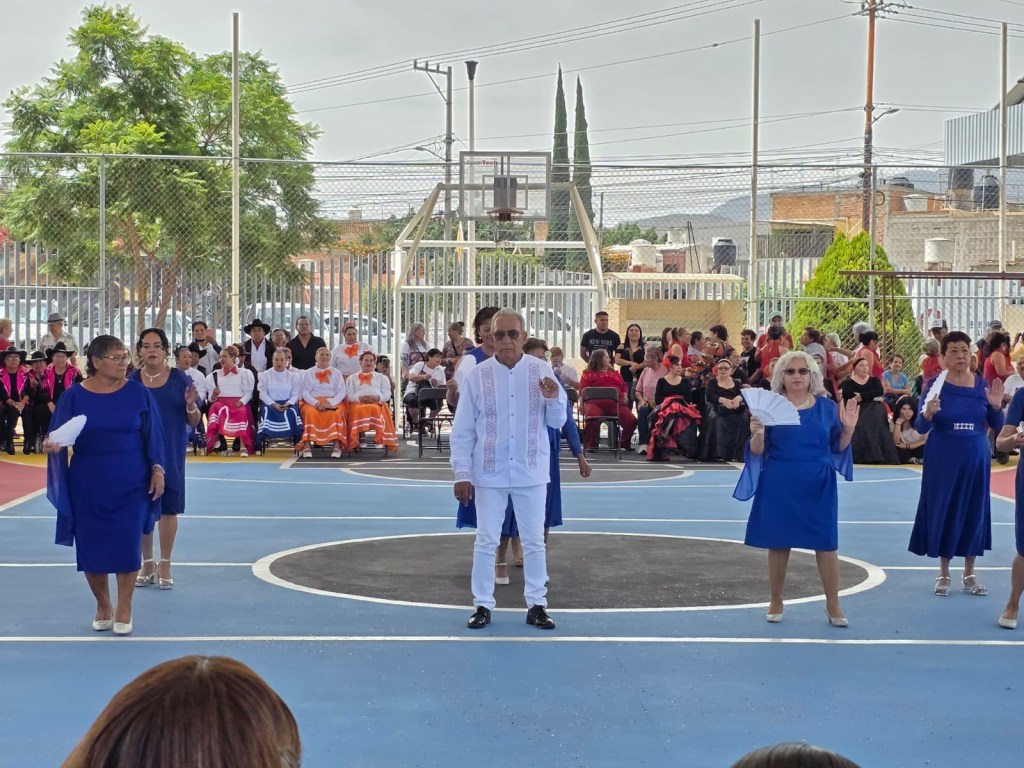Adultos mayores contagiaron su alegría con el Concurso de Baile del DIF Municipal