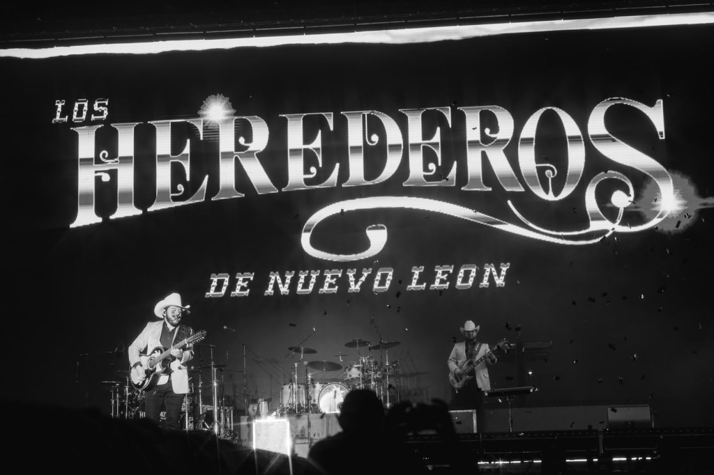 LABERINTO Y HEREDEROS DE NUEVO LEÓN PONEN A BAILAR SIN LÍMITES EL FORO DE FENAPO&nbsp;2026