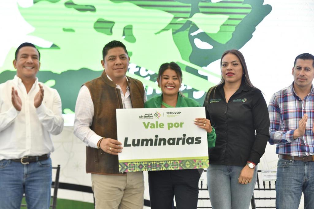 RICARDO GALLARDO CONTINÚA CON LA ENTREGA DE APOYOS ESCOLARES Y LUMINARIAS LED, AHORA EN MEXQUITIC DE&nbsp;CARMONA