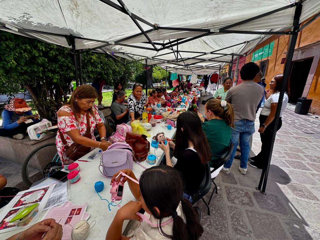 MUJERES DE VILLA DE POZOS DEMUESTRAN SU TALENTO EN EXPOSICIÓN DE&nbsp;TEJIDO