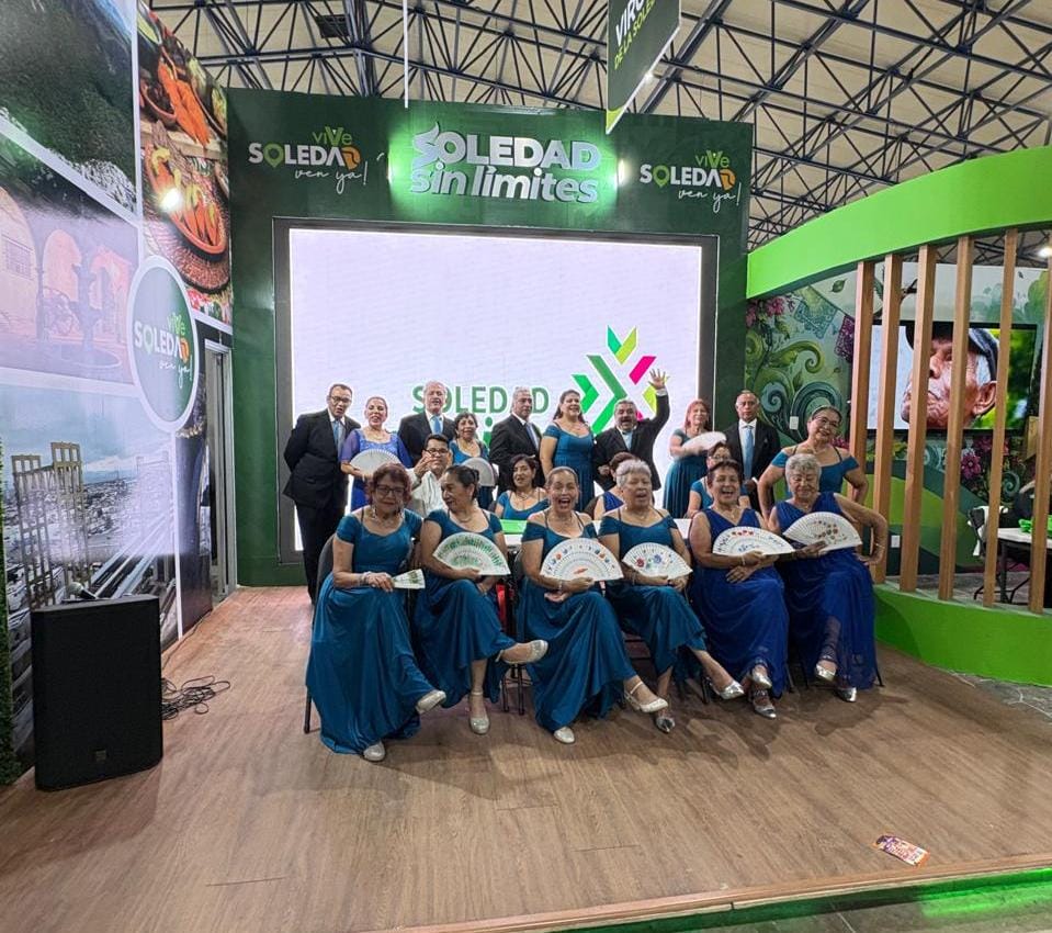 SOLEDAD PRESENTA Y CAUTIVA A VISITANTES EN LA FENAPO CON APASIONADOS DEL DANZÓN