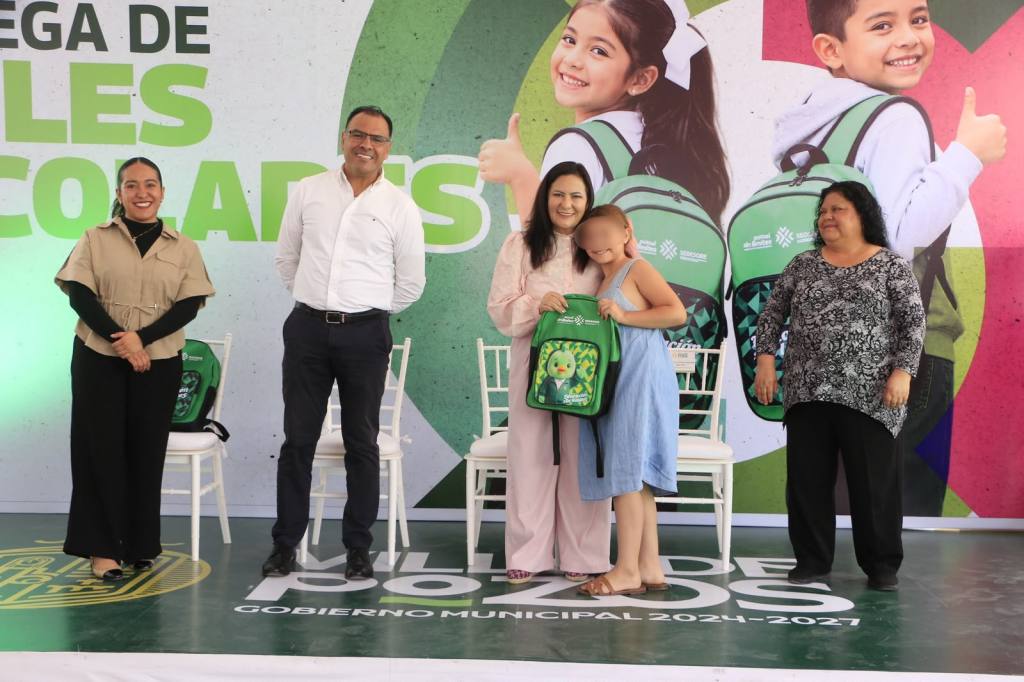 HABITANTES DE LAS ÁGUILAS AGREDACEN LA ENTREGA DE ÚTILES&nbsp;ESCOLARES.