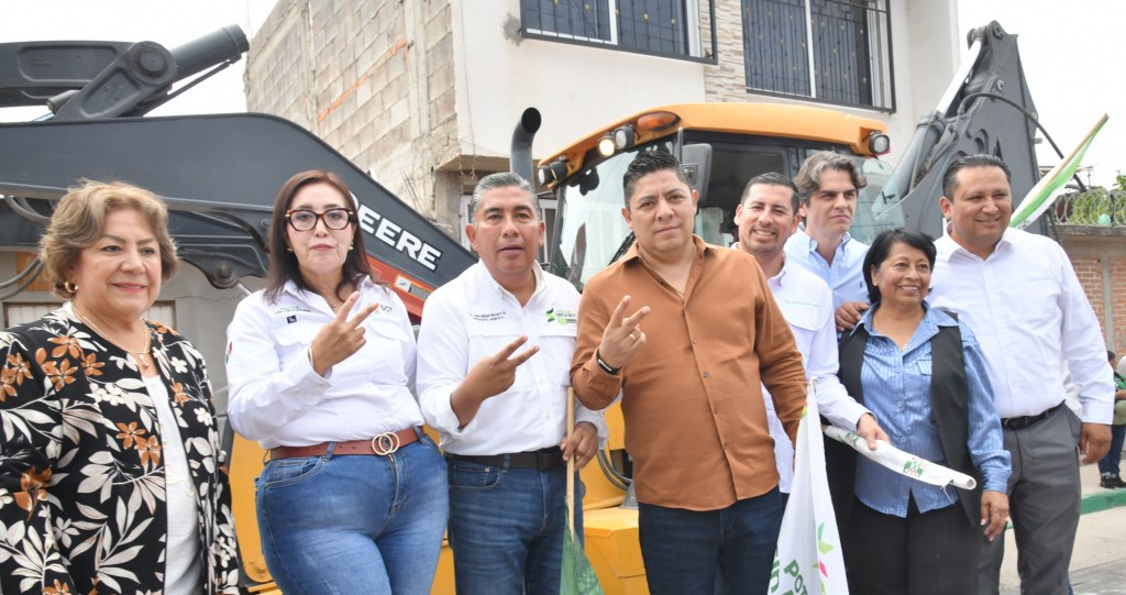 CON PAVIMENTO, ILUMINACIÓN Y SERVICIOS EN AV. PONCIANO ARRIAGA, FAMILIAS SOLEDENSES VIVEN MEJOR