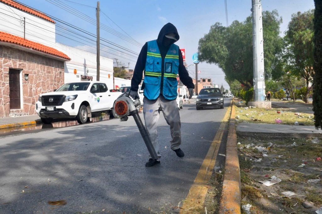 Gobierno de la Capital renueva camellones de Salk y Fleming en la colonia Progreso
