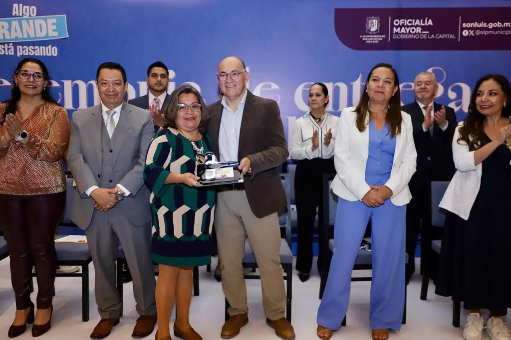 Enrique Galindo premia a trabajadores municipales&nbsp;destacados