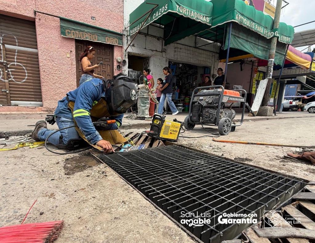 Gobierno de la Capital renueva rejilla pluvial en Moctezuma y Reforma, en el Centro Histórico