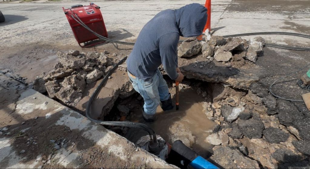 Interapas atiende fuga de grandes dimensiones en el fraccionamiento San Leonel