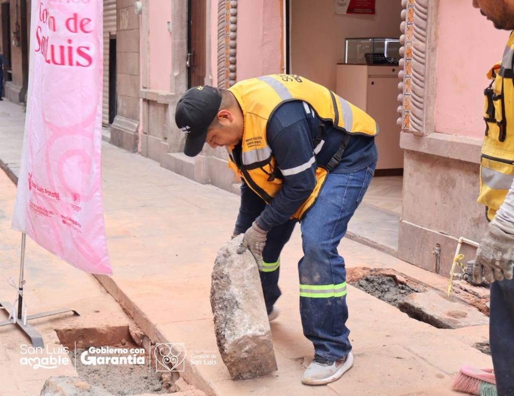 Gobierno Municipal atiende fuga de agua y rehabilita pavimento en Iturbide y Zaragoza