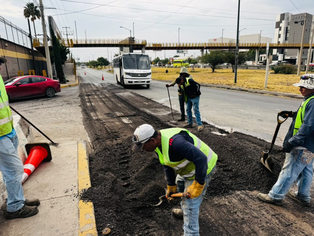SEDUVOP MANTIENE EN MARCHA NIVELACIÓN EN LATERAL DE LA CARRETERA&nbsp;57