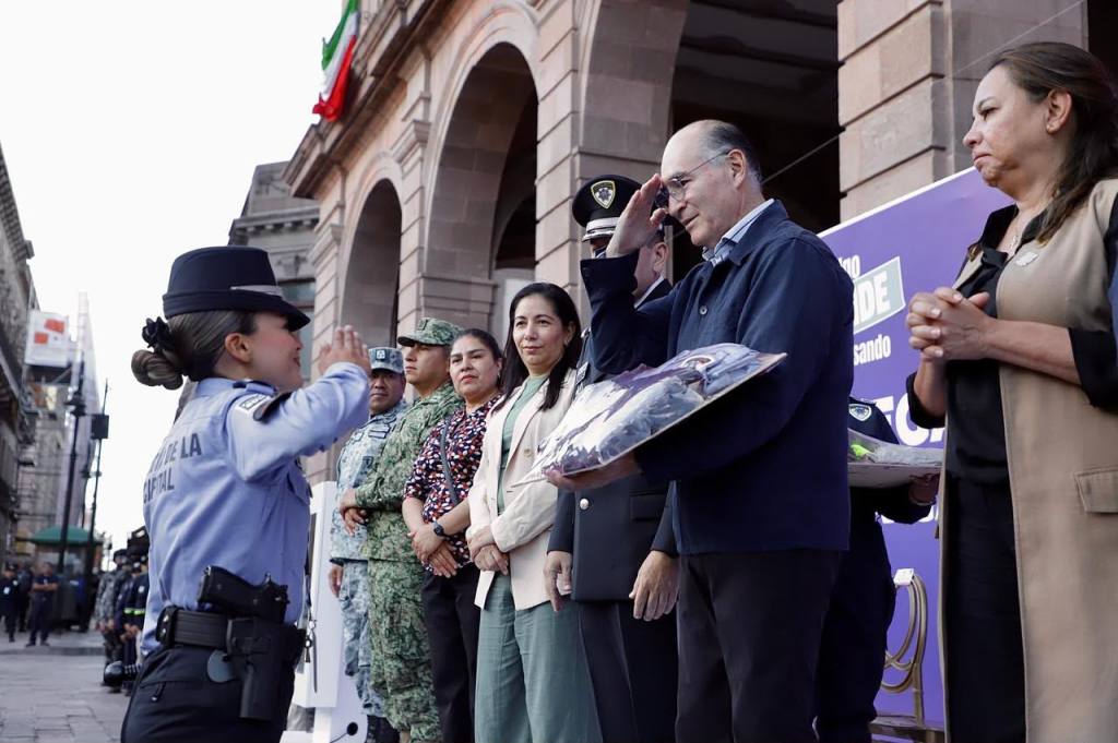 Enrique Galindo fortalece a la Policía de la Capital, entrega nuevos uniformes y&nbsp;equipamiento