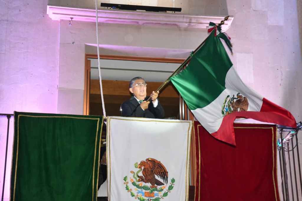 ANTE MILES DE FAMILIAS, EL ALCALDE JUAN MANUEL NAVARRO CONMEMORA 216 AÑOS DE LA INDEPENDENCIA DE MÉXICO