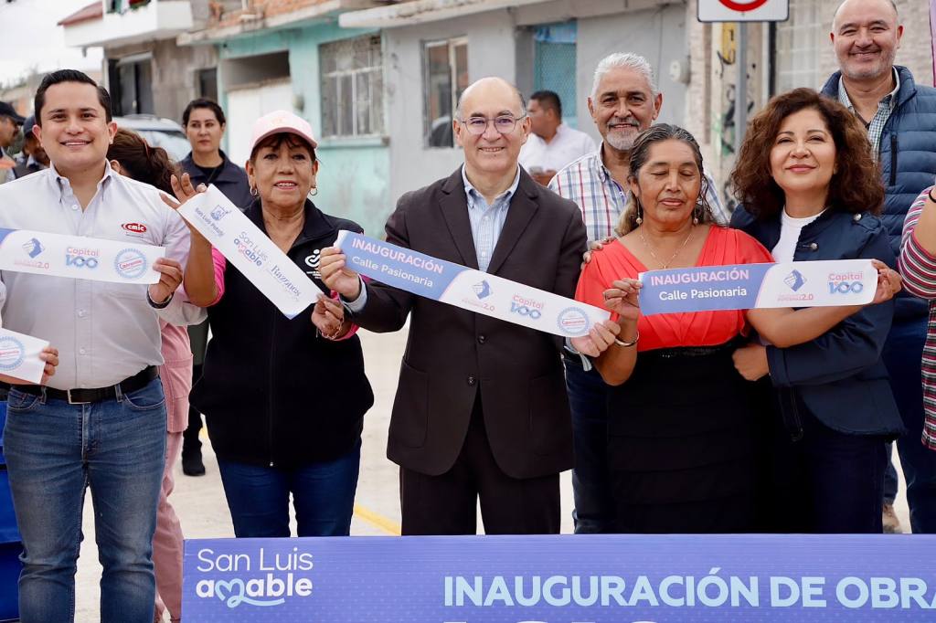 Tras tres décadas de espera, Galindo entrega renovada la calle Pasionaria