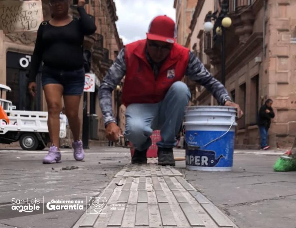 Gobierno Municipal mantiene en Centro Histórico guía podotáctil para facilitar movilidad de personas con discapacidad&nbsp;visual