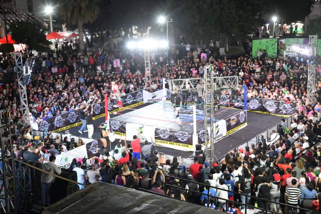 FAMILIAS SOLEDENSES DISFRUTAN DE GRAN ESPECTÁCULO DE LUCHA LIBRE