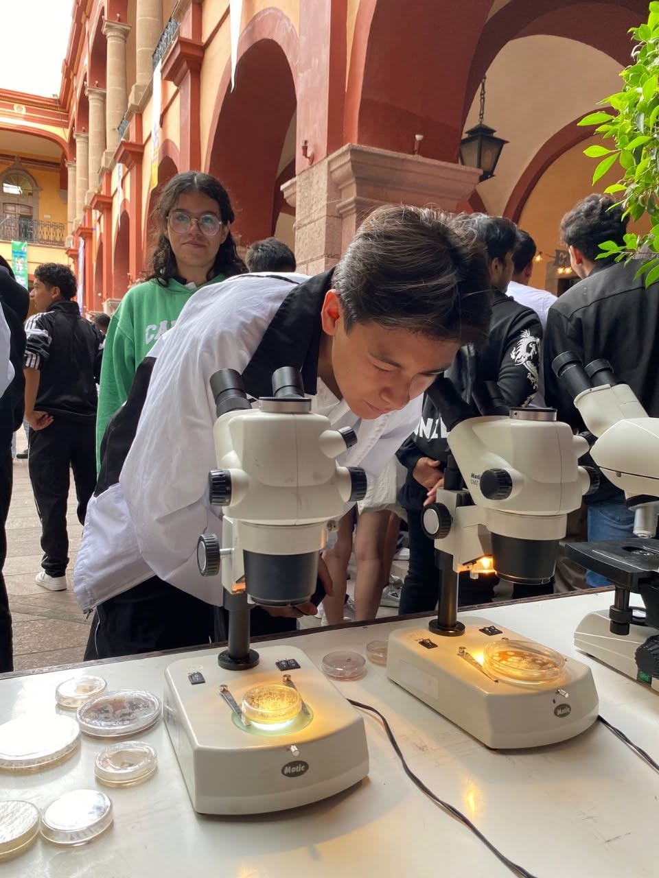 La ciencia sale de los laboratorios y llega al patio del Edificio Central de la UASLP con 4ª. feria&nbsp;científica