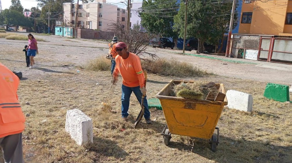 Gobierno de la capital realiza limpieza en la Unidad Habitacional Arbolitos