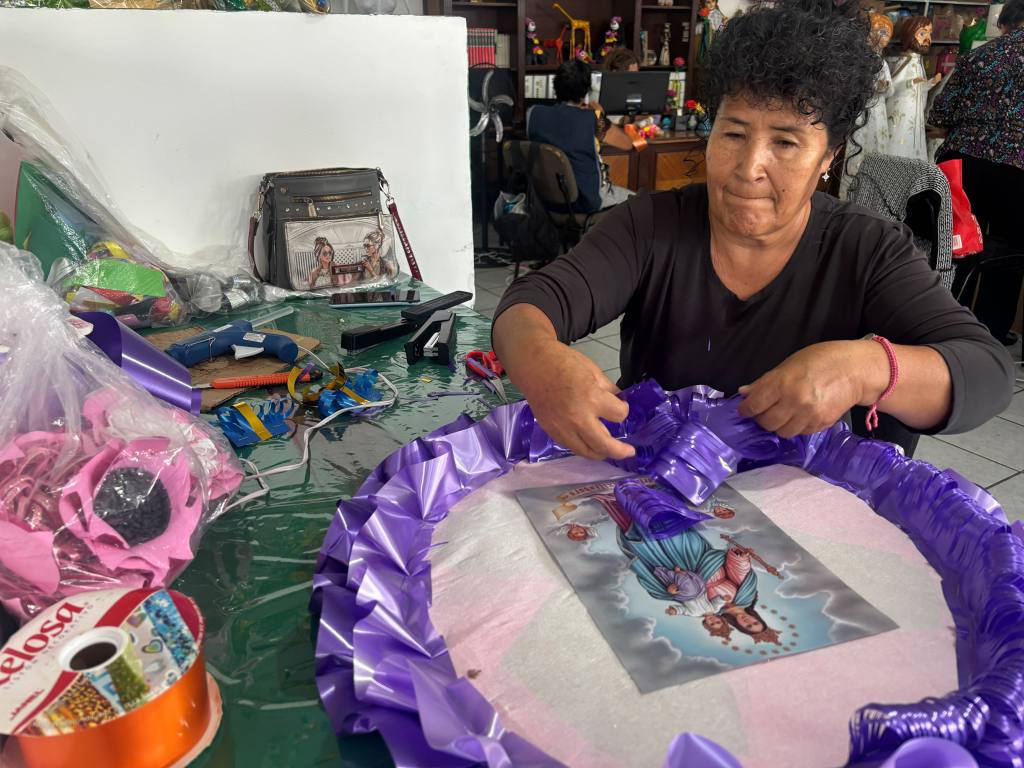 SOLEDAD OFRECE TALLER GRATUITO PARA ELABORAR CORONAS DE DÍA DE MUERTOS