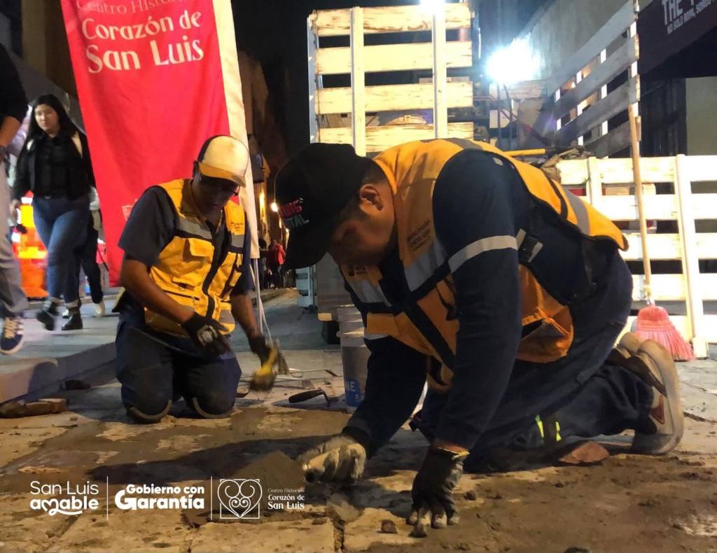 Gobierno Municipal con Bacheo nocturno atiende calle Othón y mejora movilidad en el Centro Histórico