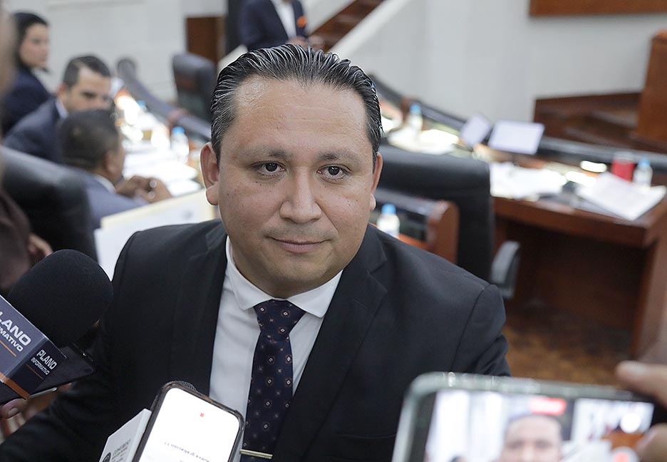 LA DIRECTIVA DEL CONGRESO DEL ESTADO DISTRIBUYÓ ENTRE LAS Y LOS 27 DIPUTADOS EL DOCUMENTO DEL V INFORME DE GOBIERNO.