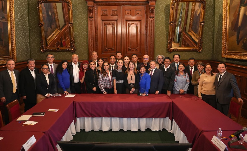 RICARDO GALLARDO ASISTE A PALACIO NACIONAL CON LA PRESIDENTA SHEINBAUM PARA GARANTIZAR SALUD GRATUITA Y DE CALIDAD EN&nbsp;SLP