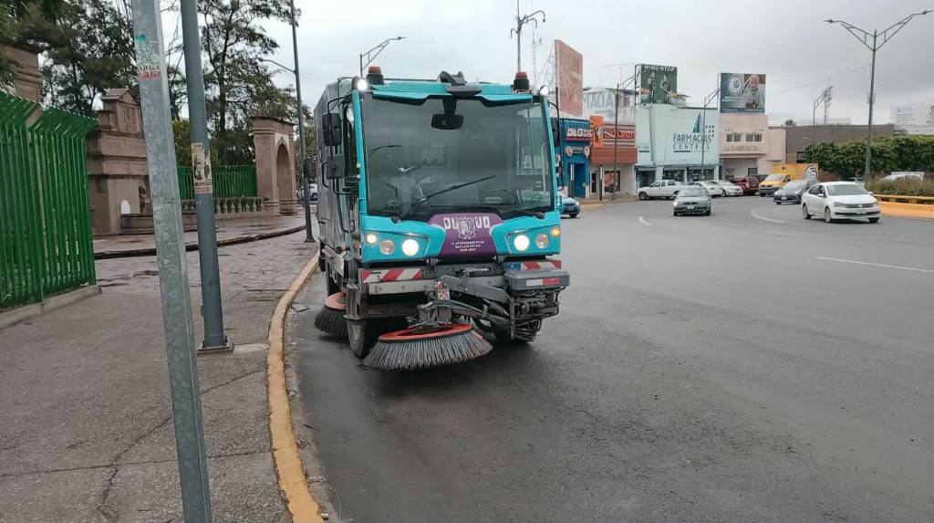 Gobierno Municipal refuerza limpieza de vialidades con barredora mecánica