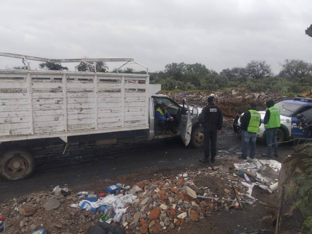 Policía de la Capital detiene a empleados de SEDUVOP cuando tiraban desechos de manera clandestina