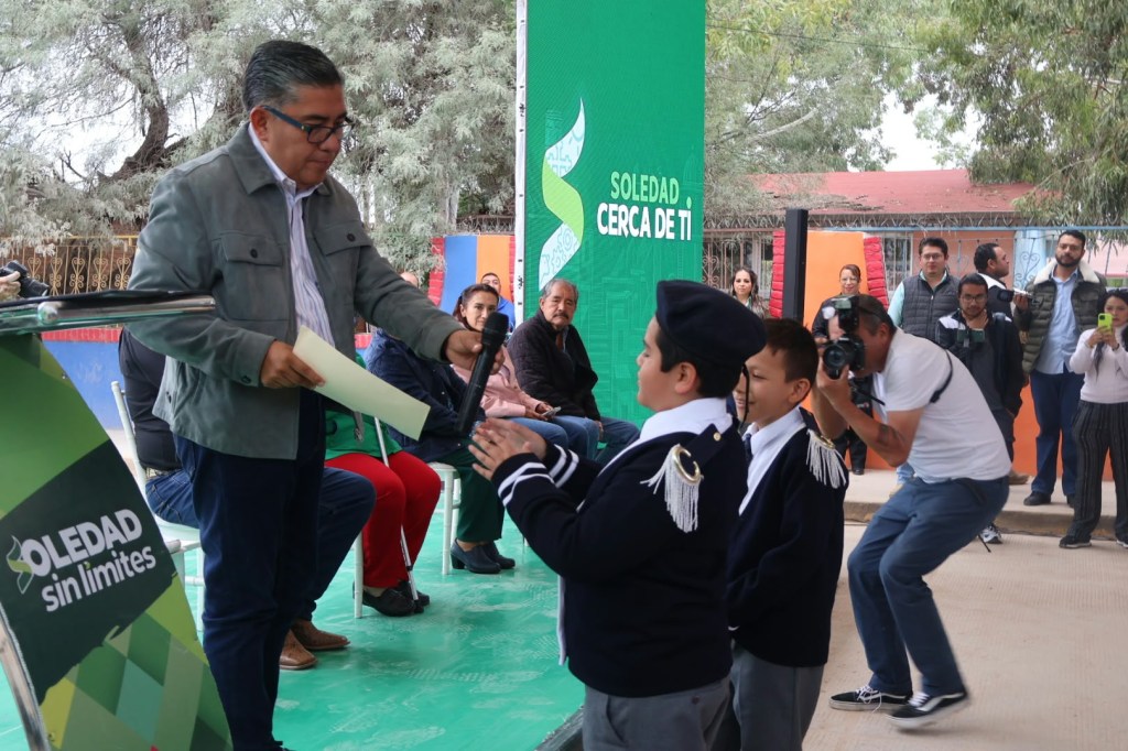 ALCALDE JUAN MANUEL NAVARRO ARRANCA OBRAS DE PAVIMENTACIÓN EN LA CALLE RIOVERDE DE LA COMUNIDAD DE LOS&nbsp;GÓMEZ