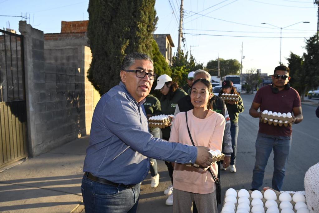 ALCALDE JUAN MANUEL NAVARRO LLEVA ENTREGA DE HUEVO CASA POR CASA LLEGA A COLONIA LA MISIÓN Y SAN JOSÉ DEL BARRO