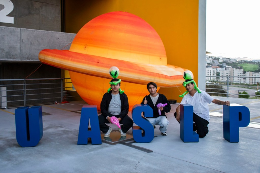Estudiantes y familias exploran el universo durante la Noche Astronómica de la Facultad de Ciencias&nbsp;UASLP