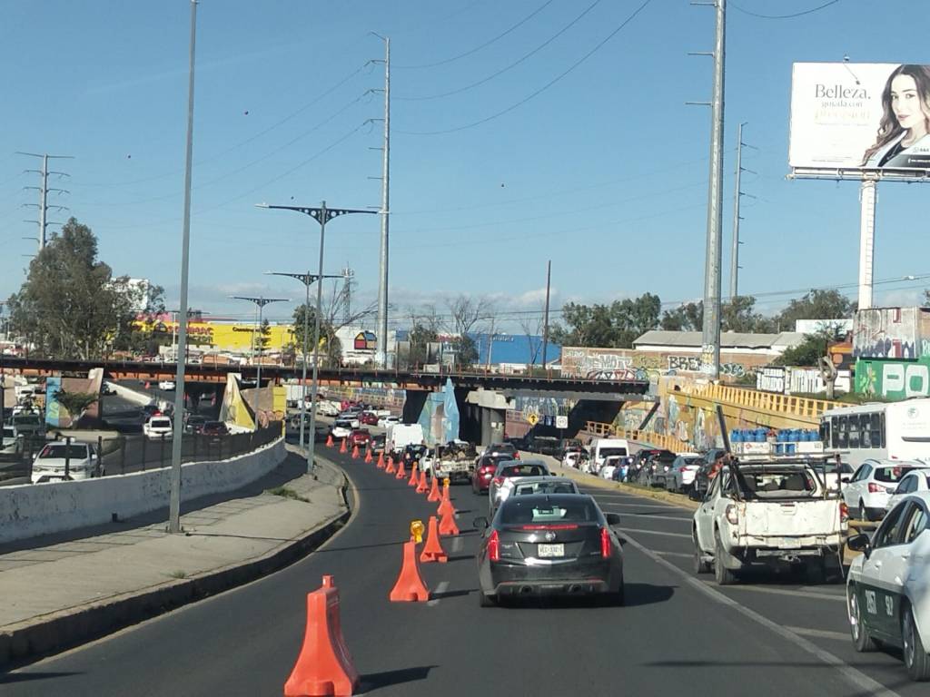 SSPC de la Capital realiza ajustes viales en avenida Salvador Nava por construcción del puente elevado en Jacobo Payán Latuff