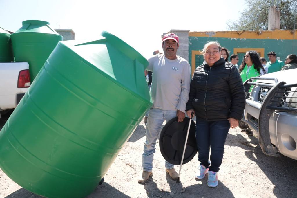 EL GOBIERNO DEL CAMBIO, A TRAVÉS DEL DIF ESTATAL, LLEVA CISTERNAS A FAMILIAS DEL ALTIPLANO POTOSINO