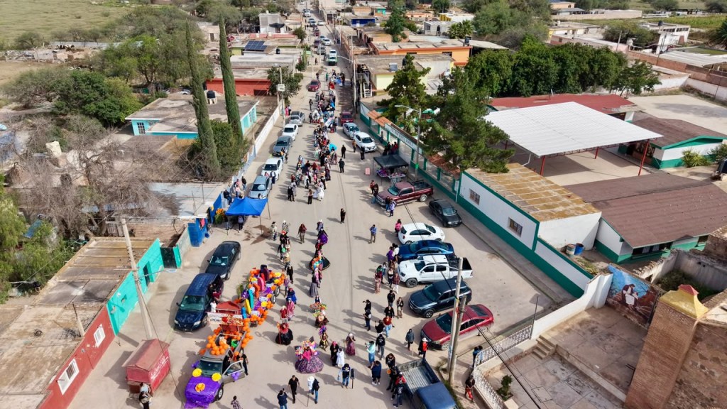COMUNIDAD PALMA DE LA CRUZ RECIBE DESFILE XANTOLO CON NUTRIDA PARTICIPACIÓN CIUDADANA Y&nbsp;ESTUDIANTIL