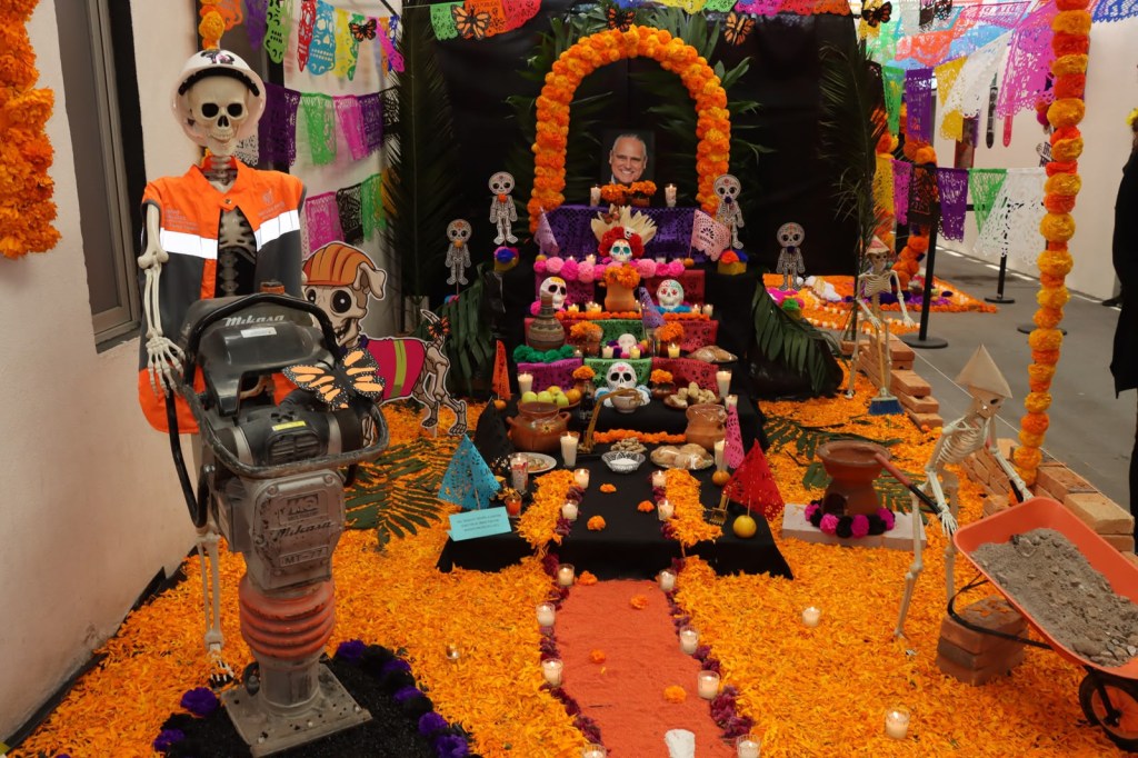 Ayuntamiento de San Luis Capital llena de color y tradición sus espacios con altares de&nbsp;muertos