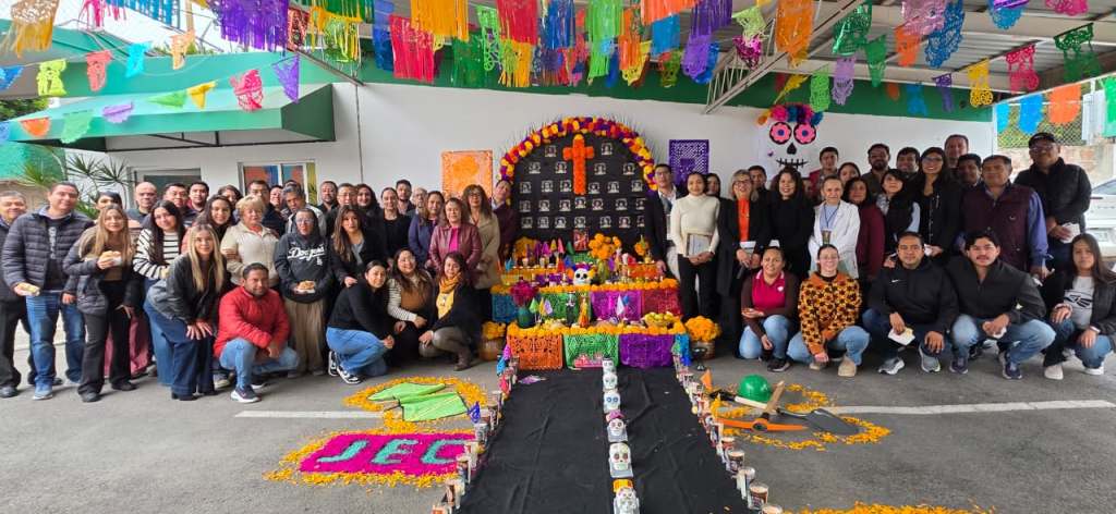 SEER Y JEC RINDEN HOMENAJE A POTOSINOS FALLECIDOS CON ALTARES DE DÍA DE MUERTOS