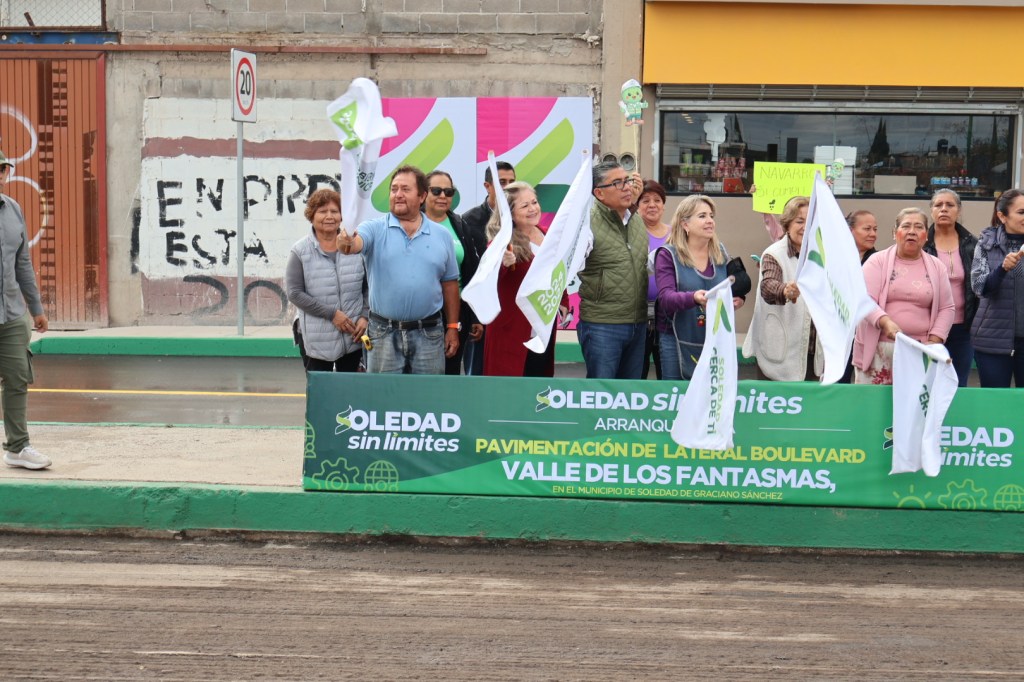 JUAN MANUEL NAVARRO ENTREGA OBRA Y ARRANCA RECARPETAMIENTO ASFÁLTICO EN LA LATERAL DEL BOULEVARD VALLE DE LOS FANTASMAS EN LA COLONIA SAN&nbsp;RAFAEL